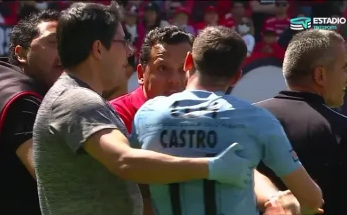 Facundo Castro discute con un miembro del staff de Ñublense. (Captura TNT Sports).