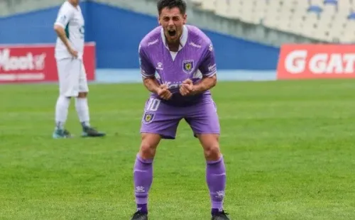Joaquín Verdugo festeja el golazo que le convirtió a Rodelindo Román. (Agencia Uno).