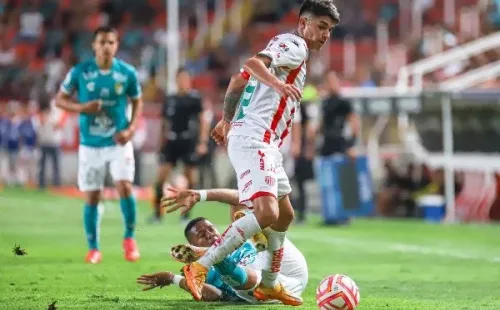 Ángelo Araos y el Necaxa se están clasificando con lo justo, pero deben esperar por lo que pase este domingo. Foto: JamMedia
