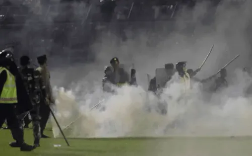 Imágenes de la policía en acción durante los incidentes en un partido de la primera división de Indonesia.