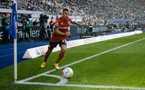 BERLIN, GERMANY - SEPTEMBER 10: Charles Aranguiz of Bayer Leverkusen takes a corner kick during the Bundesliga match between Hertha BSC and Bayer 04 Leverkusen at Olympiastadion on September 10, 2022 in Berlin, Germany. (Photo by Reinaldo Coddou H./Getty Images) *** Local Caption *** Charles Aranguiz-Not Released (NR) DFL regulations prohibit any use of photographs as image sequences and/or quasi-video.