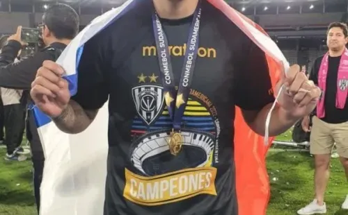 Matías Fernández en el festejo de la segunda Copa Sudamericana que conquista Independiente del Valle de Ecuador.