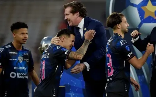 Mati Fernández recibe la medalla de campeón de la Copa Sudamericana con el Indepdendiente del Valle de Ecuador. (Conmebol Media Center)