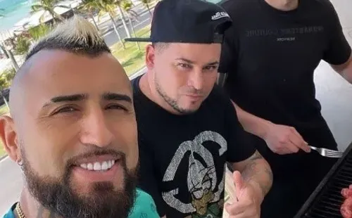 Arturo Vidal comió un asado en las horas previas al decisivo juego de Rodelindo Román, que no pudo evitar el descenso a la Tercera A del fútbol chileno.