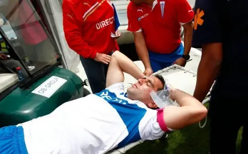 Fernando Meneses sale del clásico universitario luego de recibir un proyectil. (Agencia Uno).