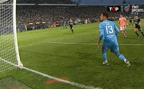 La pelota no ingresó por completo, por lo que los hinchas albos tuvieron que rebobinar el grito de gol. | Foto: TNT Sports