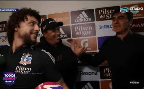 Esteban Paredes fue a saludar al plantel de Colo Colo tras el empate con la UC. Foto: TNT Sports