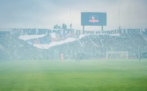 Los primeros minutos del partido se jugaron con un escenario ‘ahumado’ a raíz de los petardos y mucho olor a pólvora. (Guille Salazar).