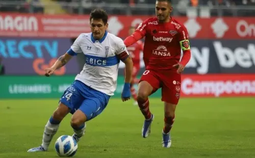Federico Mateos presiona a Alfonso Parot en el duelo que Ñublense le ganó por 4-0 a la UC en la primera rueda del Campeonato Nacional 2022. (Agencia Uno).
