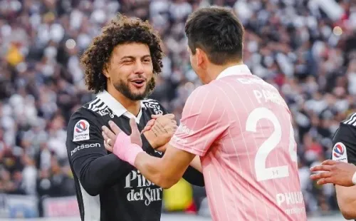 Maximiliano Falcón se saluda con Alfonso Parot antes del duelo entre Colo Colo y la Universidad Católica. (Guille Salazar).