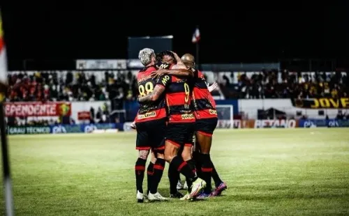 Javier Parraguez fue clave y se llevó los abrazos de todos sus compañeros después de semanas complicadas. Foto: Comunicaciones Sport Recife.