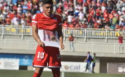 Brian Fernández celebra uno de los dos goles que le convirtió a la Universidad de Chile en la paliza 6-1 que le propinó Unión La Calera. (Agencia Uno).