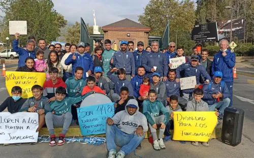 Los trabajadores de la UC también recibieron apoyo de apoderados de las juveniles.
