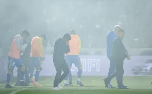 Hugo Ibarra, DT de Boca, sale de la cancha entre gases (Getty)