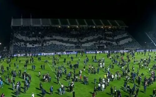 Los hinchas invadieron la cancha para poder respirar mejor (Imagen TNT)