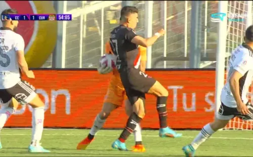 Una de las tomas del golpe de Diego Coelho sobre Brayan Cortés. (Captura TNT Sports).
