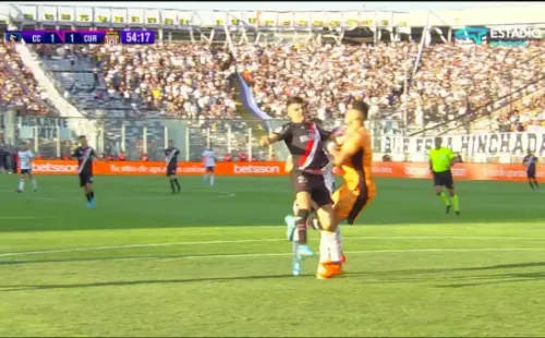 Otro ángulo del choque entre Diego Coelho y Brayan Cortés. (Captura TNT Sports).