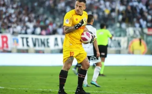 Fabián Cerda celebra el punto de Curicó Unido en el estadio Monumental. (Agencia Uno).