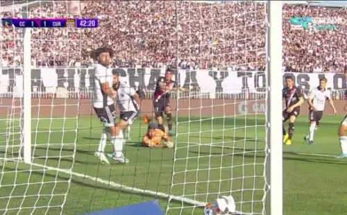 Maximiliano Falcón mira con resignación que la pelota de su compatriota Diego Coelho ingresó al arco de Colo Colo. (Captura TNT Sports).