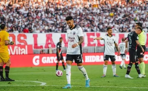 Juan Martín Lucero sale de la cancha del estadio Monumental luego de ver la tarjeta roja en los minutos finales del empate 1-1 entre Colo Colo y Curicó Unido. (Redgol, Guille Salazar).
