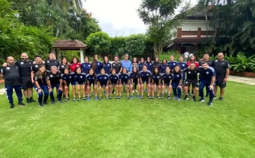 El embajador chileno en India visitó a la Roja Femenina Sub 17 antes de debutar en la Copa del Mundo. (La Roja)