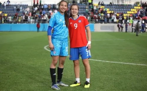 Las dos jugadoras que debutaron oficialmente por la Roja adulta: Antonia Canales y Sonya Keefe. (La Roja)