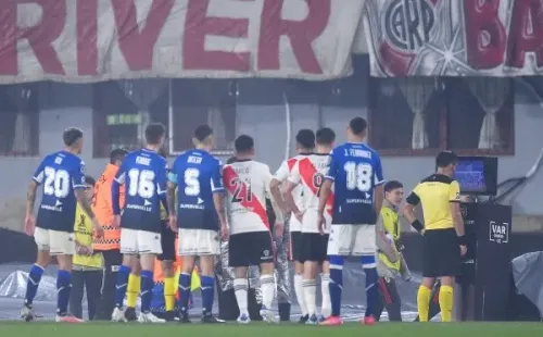 Roberto Tobar también ha protagonizado polémicas junto al VAR en sus actuaciones en Copa Libertadores, como en los octavos de final entre Vélez Sarsfield y River Plate. | Foto: Getty