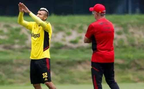 Vidal junto a Dorival en la práctica de esta mañana (Flamengo)