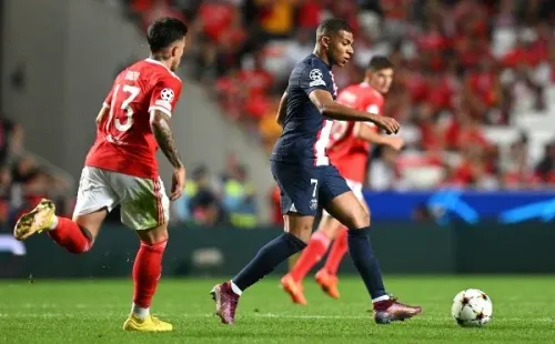 Mbappé acumula 12 goles en 13 partidos con el PSG, pero aún así no consigue quitarle los flashes a Messi y Neymar. | Foto: Getty