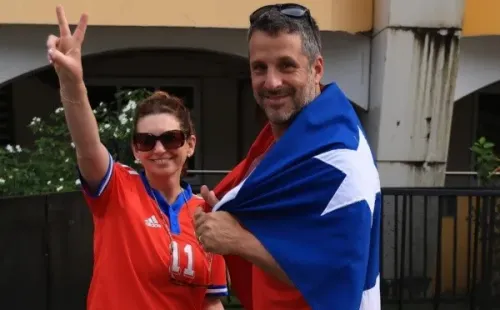 Abishai Rovner y Marcela Yudelevich afuera del estadio Fatorda en India. (Gentileza Tali Rovner)