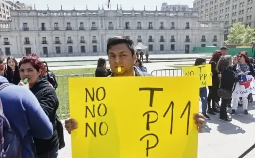 El TPP11 fue aprobado en medio de manifestaciones en La Moneda