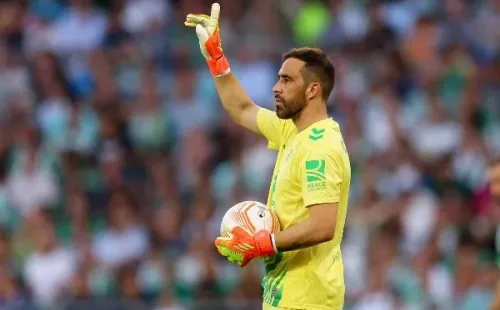 Claudio Bravo fue titular en el empate del Betis con la Roma en España. Foto: Getty Images