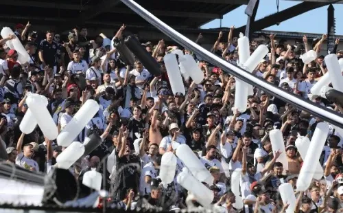 22 hinchas de Colo Colo detenidos en el duelo con Curicó Unido quedaron con prohibición de entrar a los estadios. Foto: Agencia Uno