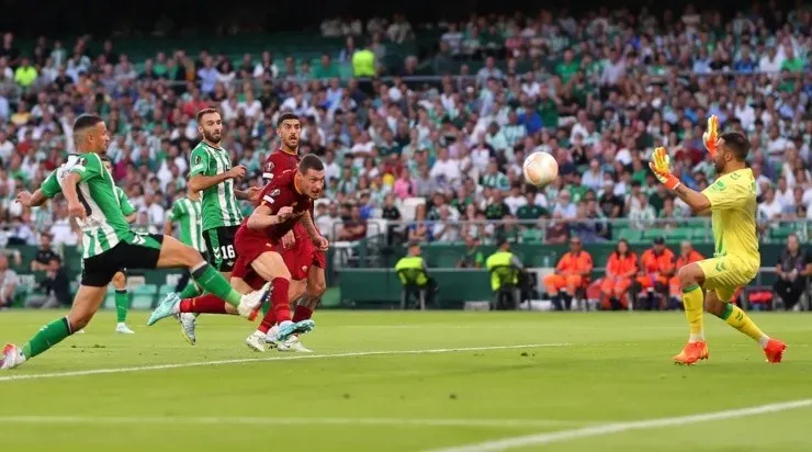 Bravo fundamental en el empate ante Roma.