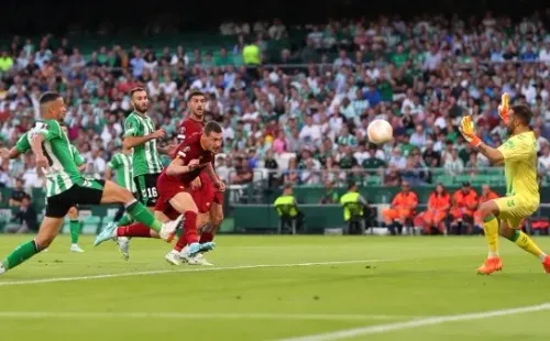 Bravo estuvo notable en el empate del Betis ante Roma y se ganó elogios en España. | Foto: Getty
