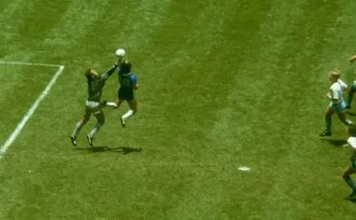 La pelota con la que Maradona venció a Peter Shilton será subastada a días de que inicie el Mundial de Qatar 2022. | Foto: Getty