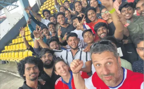 La familia de Tali Rovner en el estadio en Goa este martes. (Gentileza Abishai Rovner)