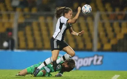 La polémica jugada del 3-0 de Alemania, que terminó con Catalina Mellada atendida por los médicos. (FIFA)