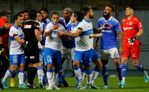 El duelo entre la UC y la U no estuvo libre de polémicas, como todo clásico, pero terminó siendo para los azules la llave. | Foto: Agencia Uno
