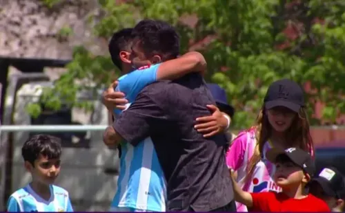 Uno de los abrazos que repartió Luis Jiménez al cabo de la clasificación de Magallanes a la final de la Copa Chile. (Captura TNT Sports).
