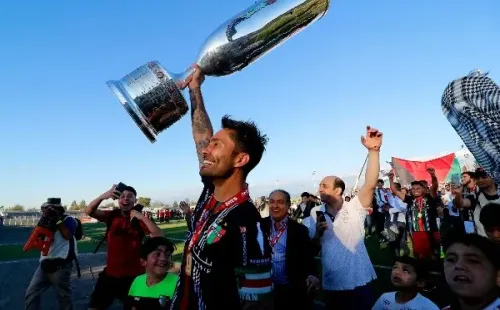 Luis Jiménez con el trofeo de la Copa Chile que conquistó junto a Palestino en 2018. (Agencia Uno).