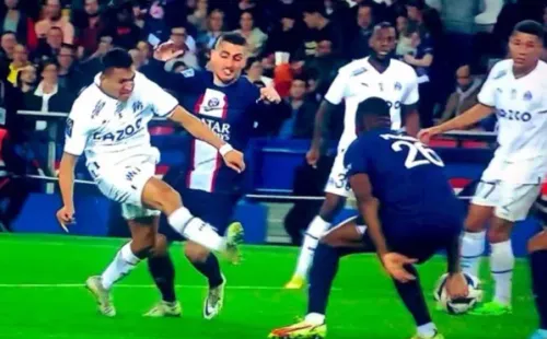 Muchos hinchas del Olympique de Marsella protestaron penal por este remate de Alexis Sánchez que se estrelló en Nordi Mukiele. (Captura).