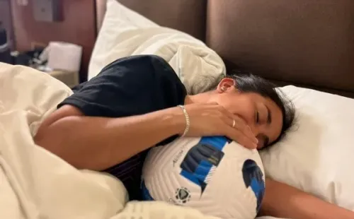 Rebeca Fernández se fue a dormir abrazando su pelota, tras anotar cuatro goles en un partido. (Prensa U de Chile)