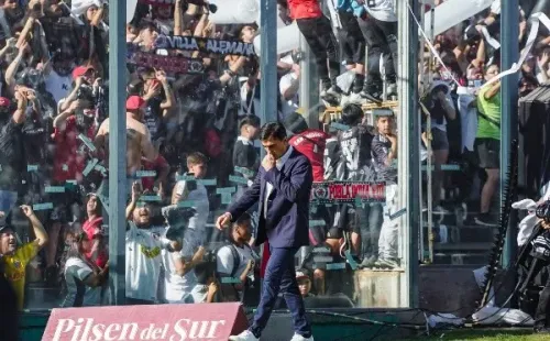 Un pensativo Gustavo Quinteros enfrenta una decisión clave para el futuro de su carrera. | Foto: Guille Salazar
