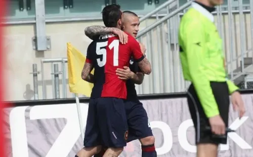 El exdelantero chileno Mauricio Pinilla hizo muy buenas migas con Radja Nainggolan en Cagliari. | Foto: Getty