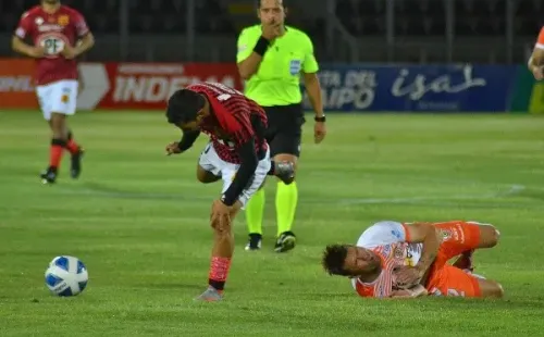 Roberto Gutiérrez se fracturó una vértebra y no estará en los dos últimos partidos de Cobreloa. | Foto: Agencia Uno