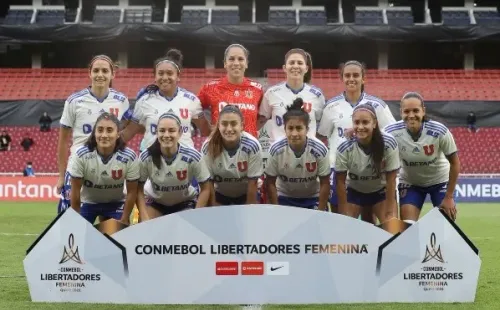 La formación de Las Leonas de la U contra Palmeiras.