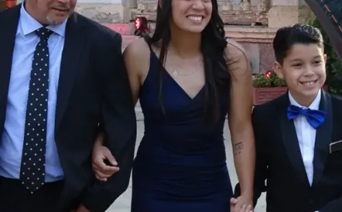 Karen fue a la ceremonia de premiación con su padre y su hermanito. (Gentileza)