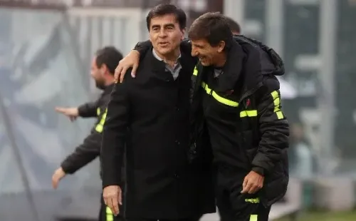 Gustavo Costas dejará Palestino para ir a la selección de Bolivia. ¿Gustavo Quinteros saldrá de Colo Colo para ir a Independiente? (Agencia Uno).