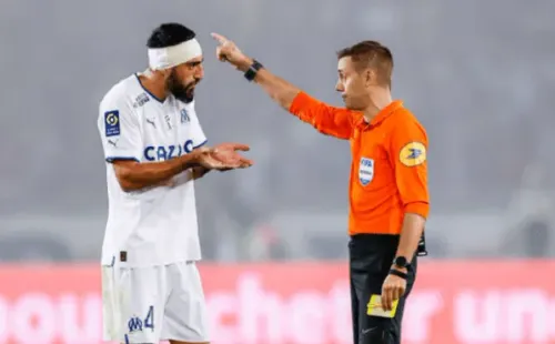 Samuel Gigot le reclama su expulsión a Clément Turpin. (Getty Images).